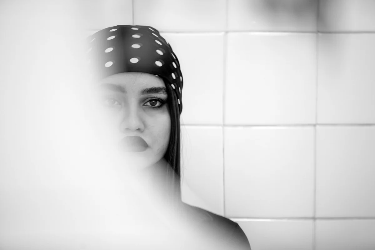 Comment éliminer les vers noirs dans les toilettes : astuces efficaces en 2026