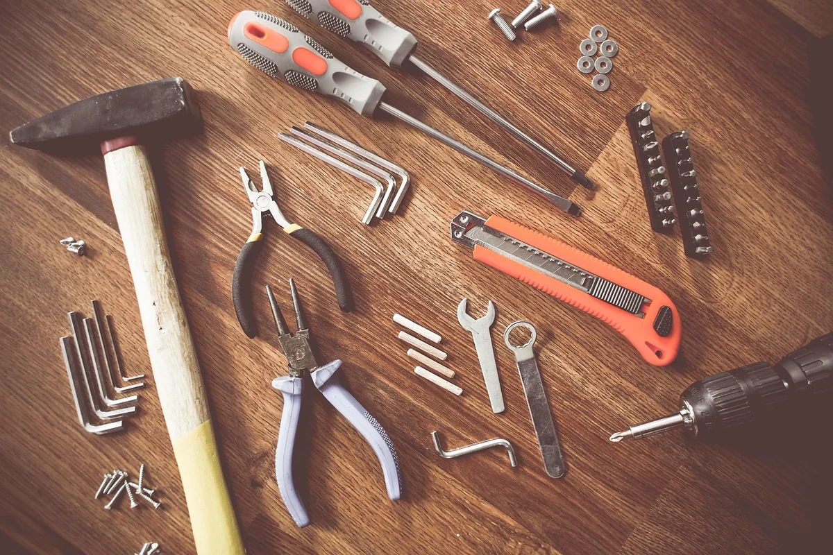 Les 5 outils manuels essentiels à acheter en premier